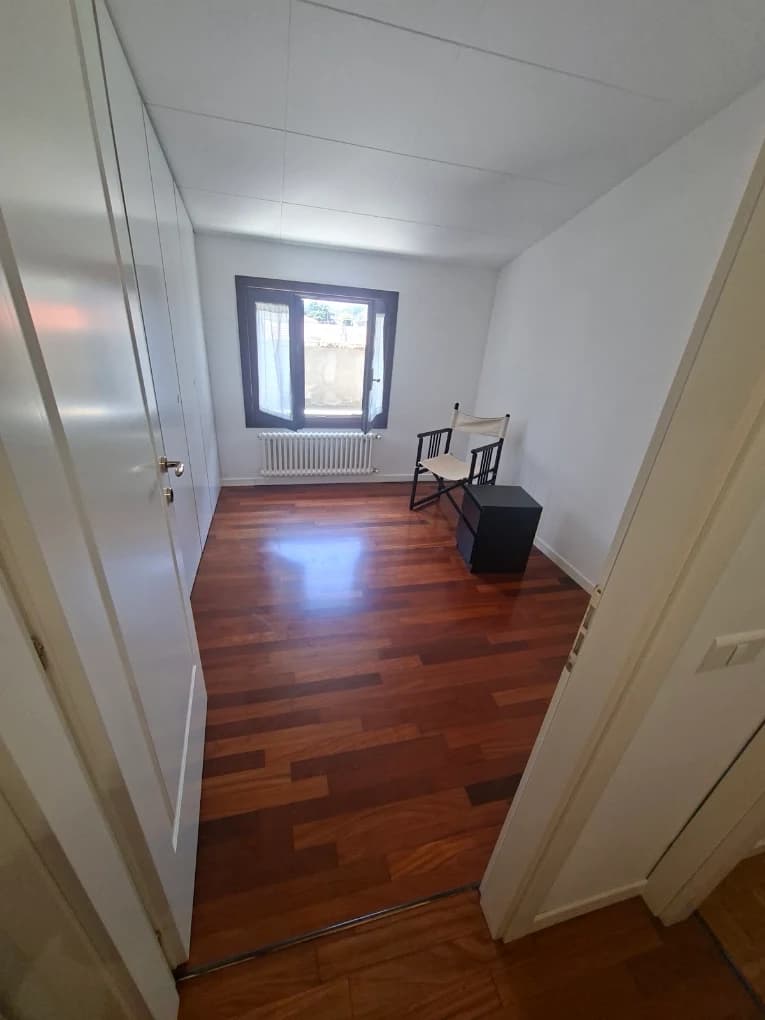 Stanza di un appartamento con parquet lucido dopo la pulizia